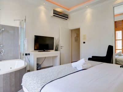 raphael hotels session2 019 400x300 Luxury One Bedroom Suite